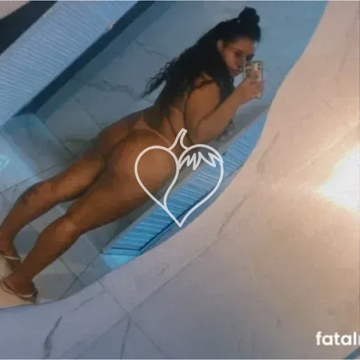 Capa de Camila Mesquita