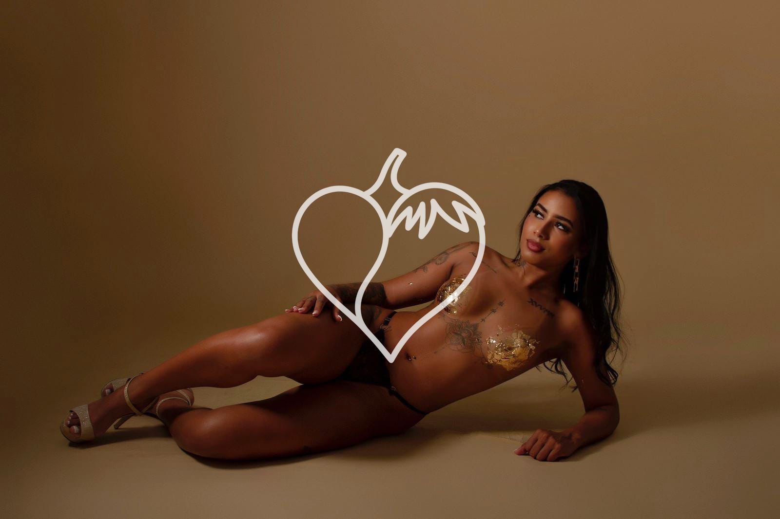 Acompanhante morena tatuada 